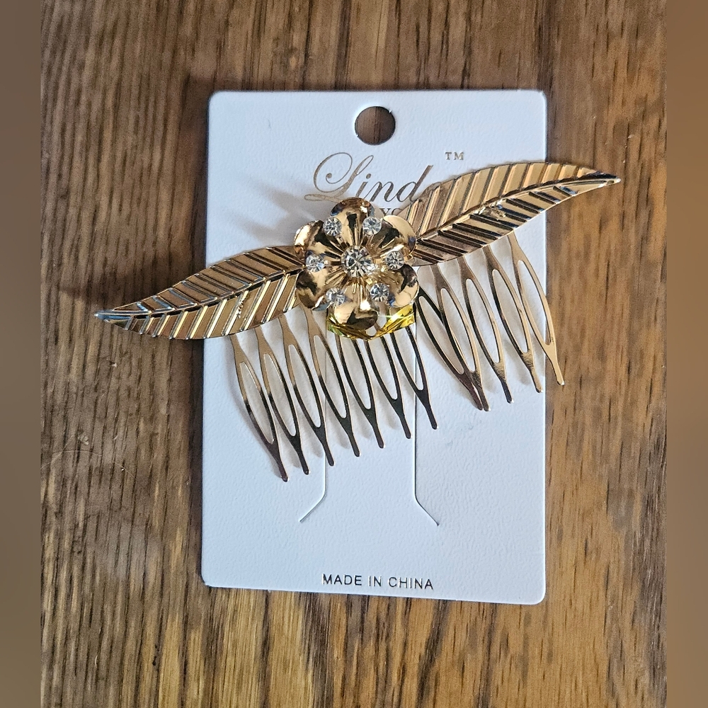 Decorative Hair Comb Featuring A Rhinestone Floral Design BNIB